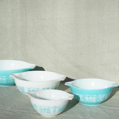 VINTAGE PYREX NESTING BOWL SET /FOUR BATTER BOWLS OF TEAL BLUE AND WHITE VERY GOOD