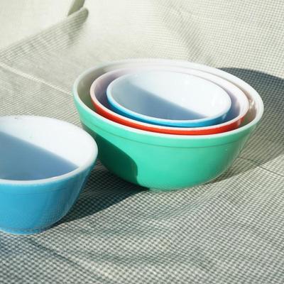 VINTAGE PYREX NESTING BOWLS/GREEN /RED / BLUE (2)