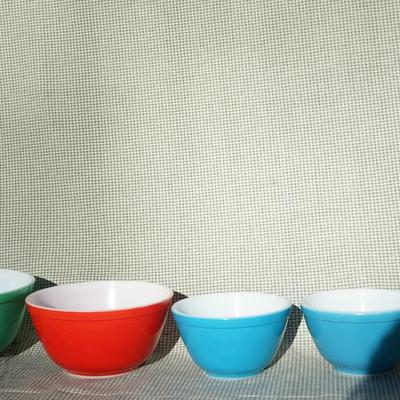 VINTAGE PYREX NESTING BOWLS/GREEN /RED / BLUE (2)