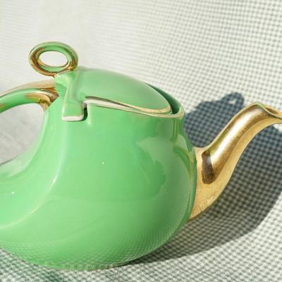 VINTAGE HALL STREAMLINE TEAPOT IN DECO FORM MEDIUM GREEN VERY NICE