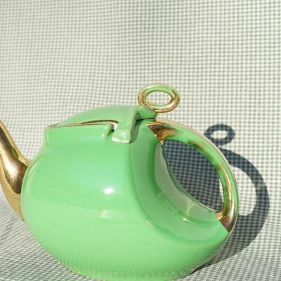 VINTAGE HALL STREAMLINE TEAPOT IN DECO FORM MEDIUM GREEN VERY NICE