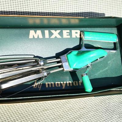 VINTAGE MAYNARD BRAND HAND MIXER IN GREEN ORIGINAL BOX