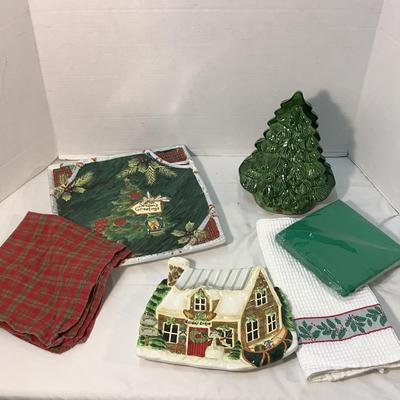 Lot 1587. Holiday Platters/Napkin Tree/Tea Towels