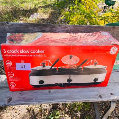 3 Crock slow cooker NIB