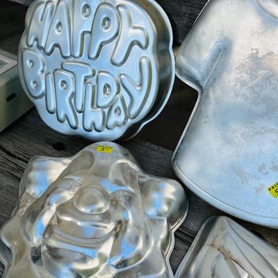 Lot of 10 Wilton Cake Pans Cabbage Patch Scooby Do & more