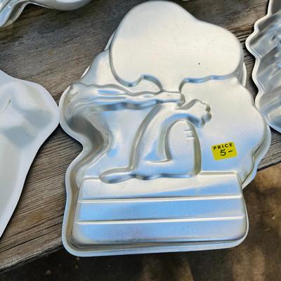 Lot of 10 Wilton Cake Pans Cabbage Patch Scooby Do & more