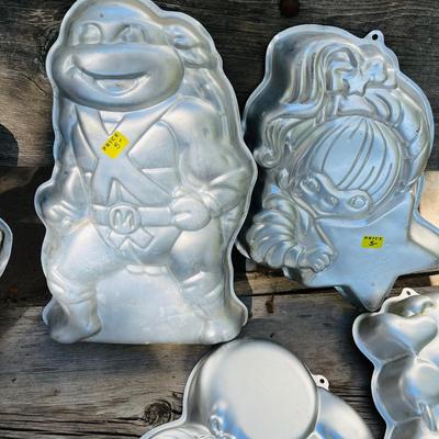 Lot of 10 Wilton Cake Pans Star Wars Teenage Mutant Ninja Turtles & More