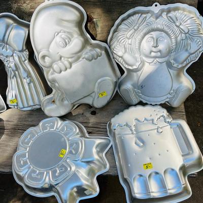Lot of 10 Wilton Cake Pans Garfield Holly Hobby and other