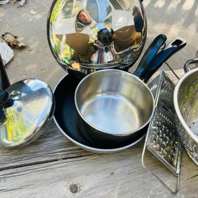 Lot of kitchenware