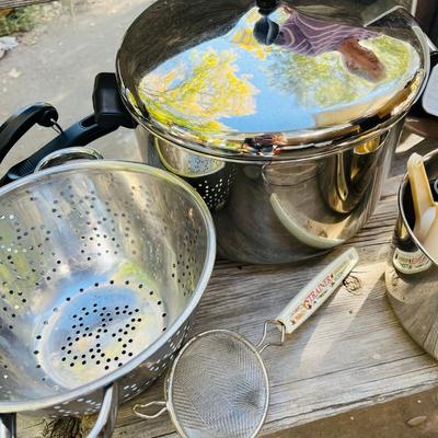 Lot of kitchenware
