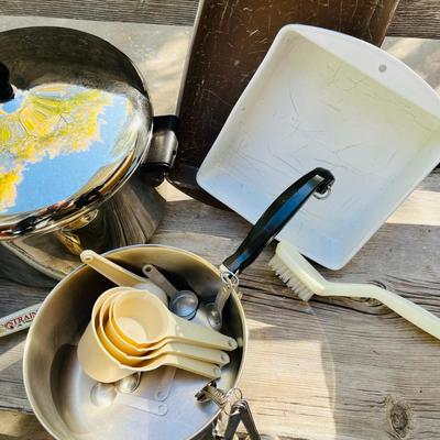 Lot of kitchenware