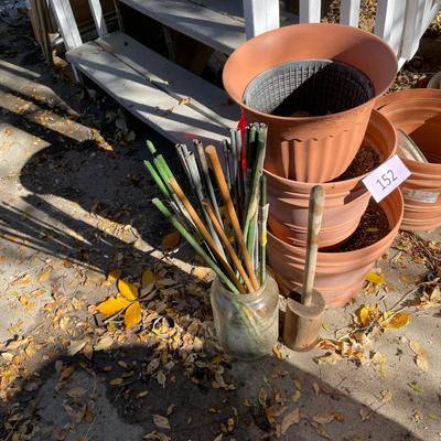 Plastic flower pots