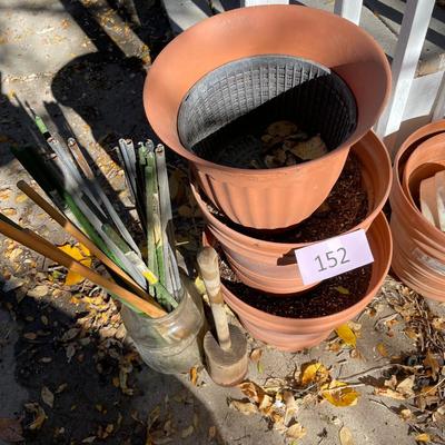 Plastic flower pots