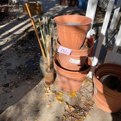 Plastic flower pots