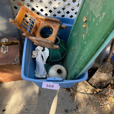 Tub of misc decor