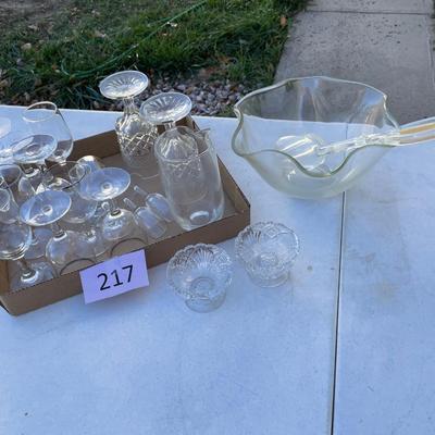 Flat of wine glasses & misc