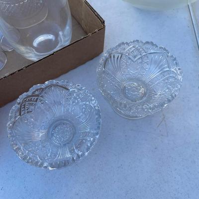 Flat of wine glasses & misc