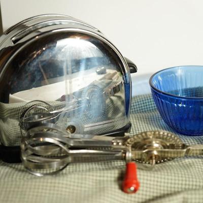 VINTAGE SUNBEAM TOASTER ART DECO STYLE T-9 /BLUE GLASS MIXING BOWL & HAND MIXER