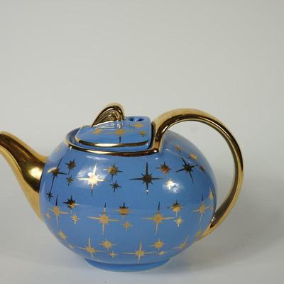 VINTAGE 1940'S HALL TEAPOT OF BLUE W/GOLD STARS, LOCKING LID