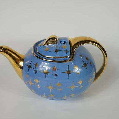 VINTAGE 1940'S HALL TEAPOT OF BLUE W/GOLD STARS, LOCKING LID