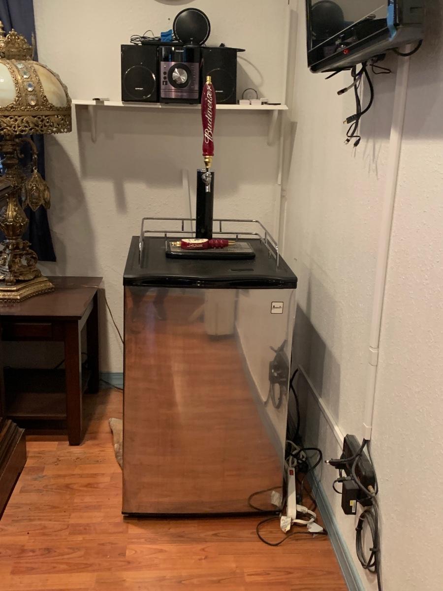 LOT 93 Avanti Beer Dispenser ModelBD7000 w/ Budweiser & Yuengling