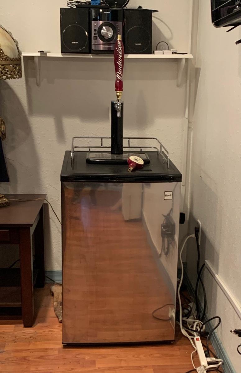 LOT 93 Avanti Beer Dispenser ModelBD7000 w/ Budweiser & Yuengling