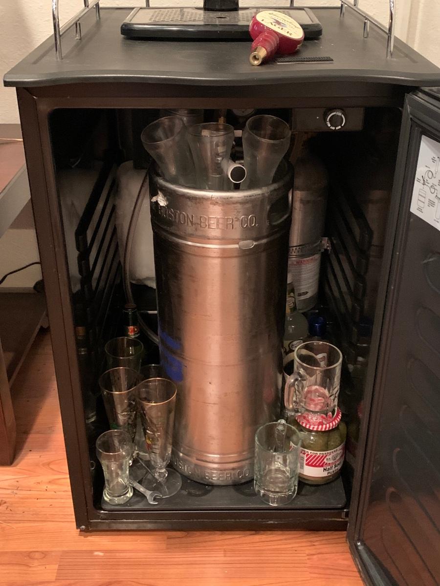 LOT 93 Avanti Beer Dispenser ModelBD7000 w/ Budweiser & Yuengling