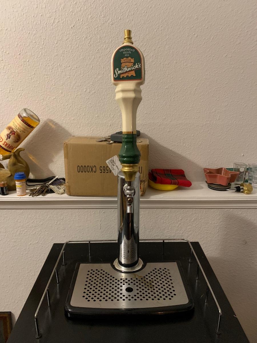 LOT 97 Nostalgia Electrics Kegerator KRS2100 w/Smithwick