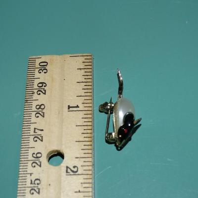 Pearl topped mouse pin