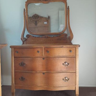 ANTIQUE SERPENTINE TIGER OAK CHEST OF DRAWERS WITH PIVOTING MIRROR