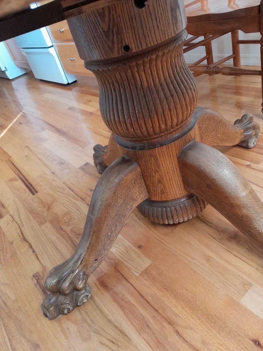 ANTIQUE OAK PEDESTAL TABLE WITH FOUR CHAIRS