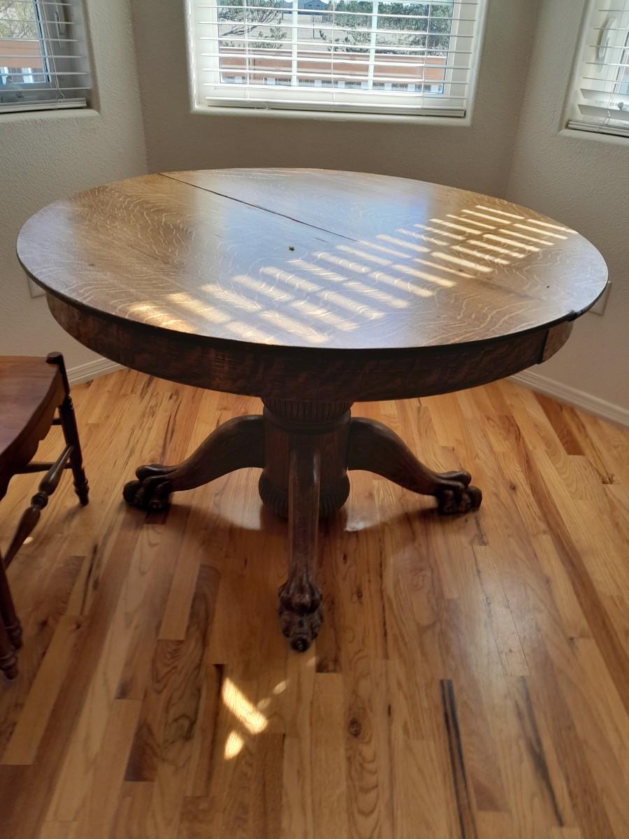 ANTIQUE OAK PEDESTAL TABLE WITH FOUR CHAIRS