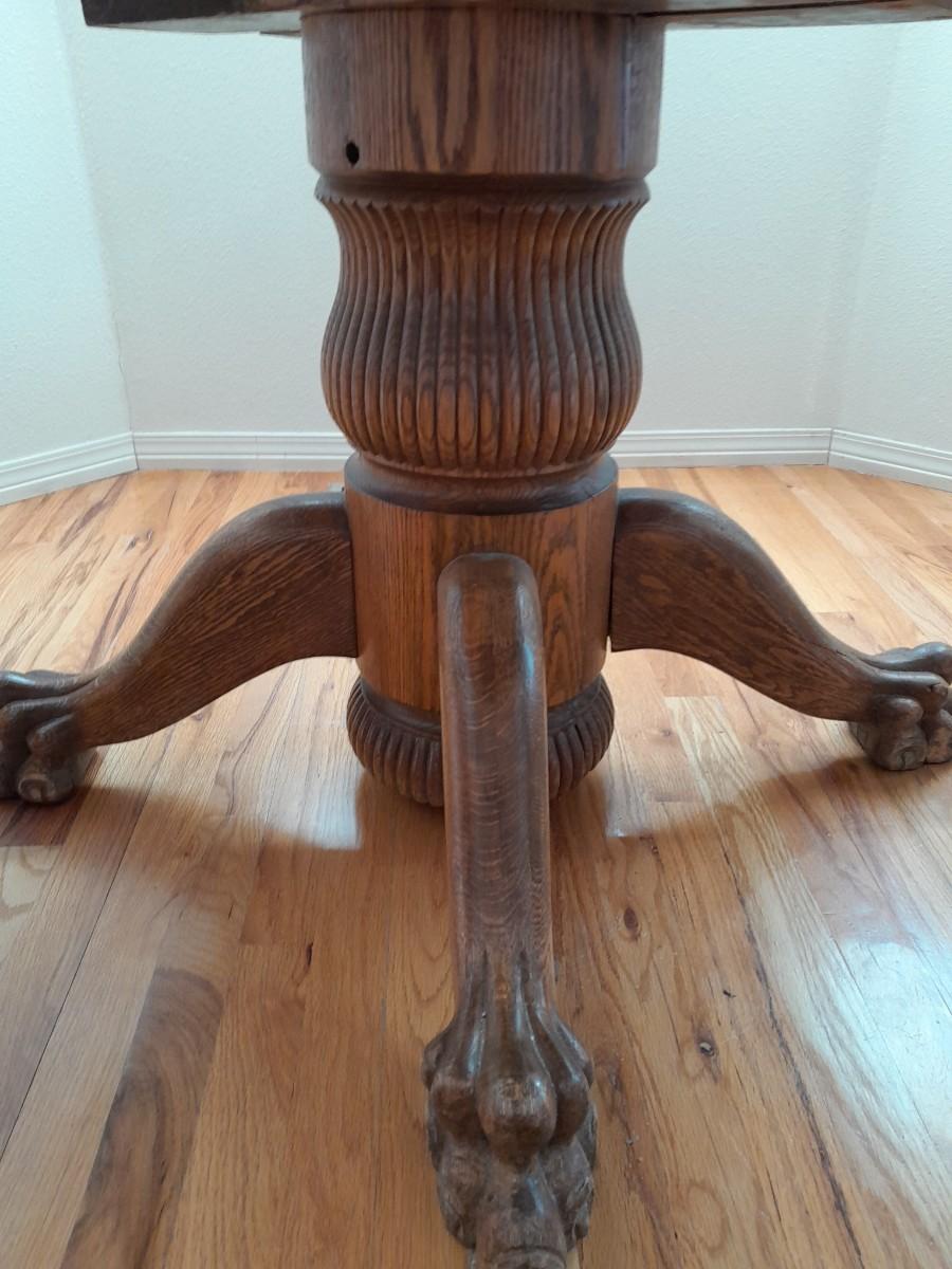 ANTIQUE OAK PEDESTAL TABLE WITH FOUR CHAIRS