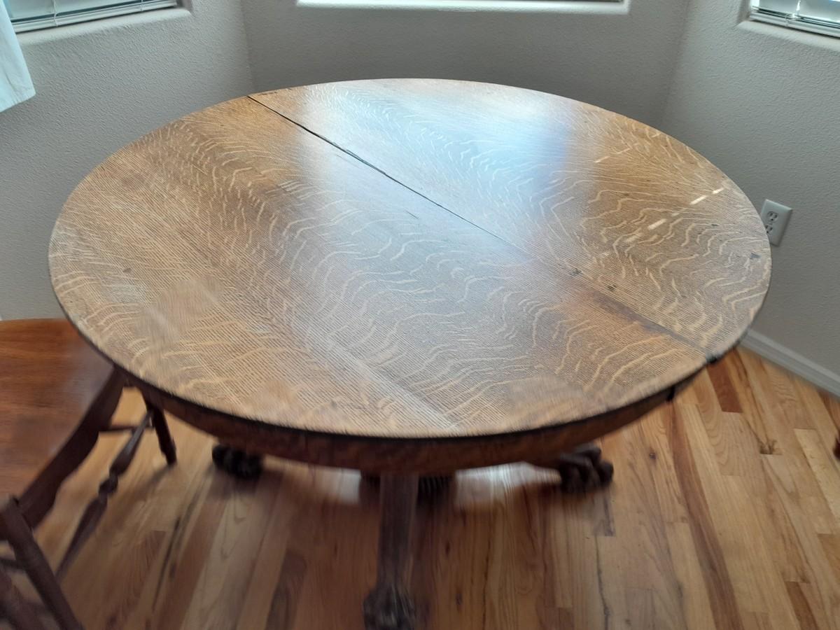ANTIQUE OAK PEDESTAL TABLE WITH FOUR CHAIRS