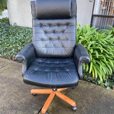Chairworks Executive Office Chair w/ Rollers