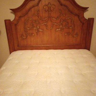 Queen bed w/mattress & box spring