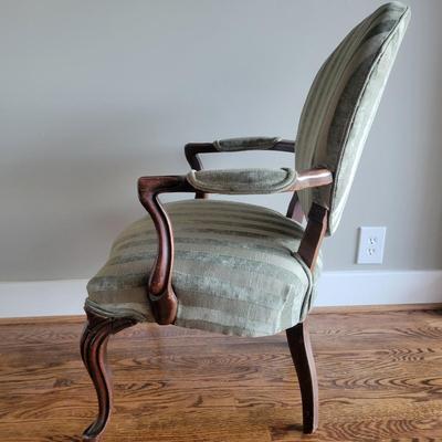 Upholstered Chair with Wooden Frame (VR-DW)