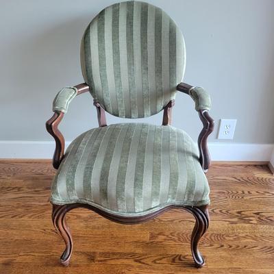 Upholstered Chair with Wooden Frame (VR-DW)