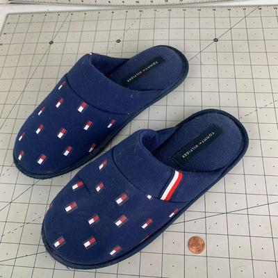 #254 Size 7/8 Tommy Hilfiger Slippers