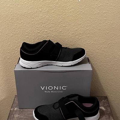 VIONIC ~ Size 8 Women's Black Tennis Shoes ~ New