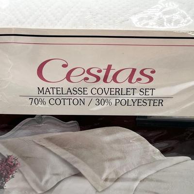 CESTAS ~ Queen White Matelasse Coverlet Set