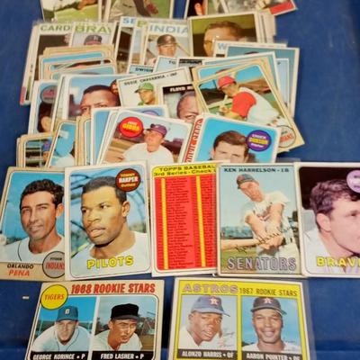 LOT 81  LARGE LOT OF 1960'S BASEBALL CARDS
