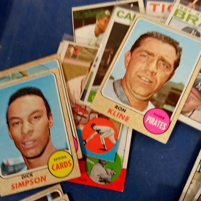 LOT 81  LARGE LOT OF 1960'S BASEBALL CARDS
