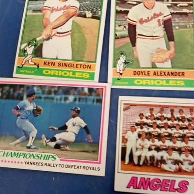 LOT 85  LOT OF OLD COLECTABLE BASEBALL CARDS