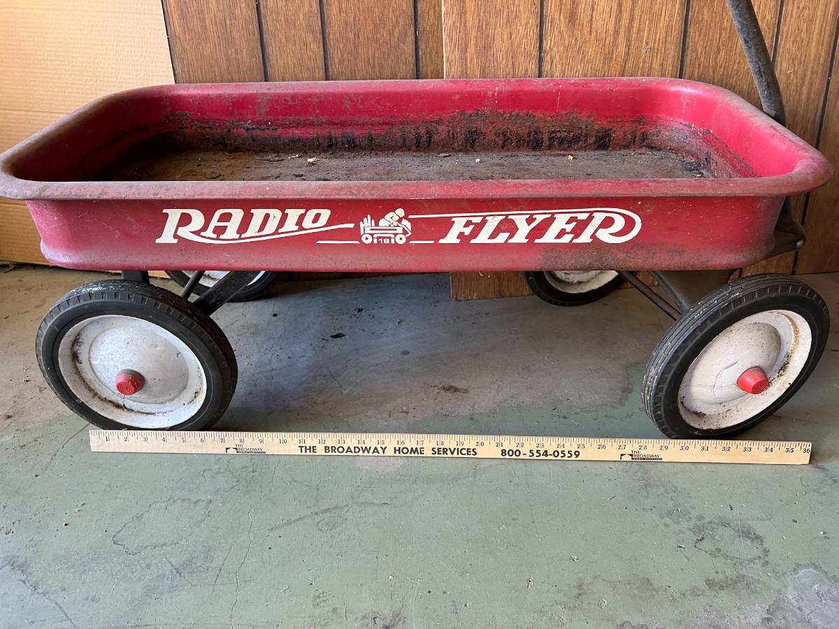 Vintage Retro Radio Flyer 18 Red Wagon | EstateSales.org