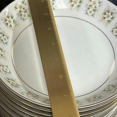 HUGE Imperial 745 Wild Flower Made in Japan. 22 Dinner plates, 23 Soup plates, 23 Bread Plates, 24 mini Bowls and more