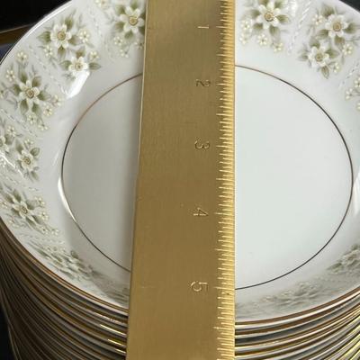 HUGE Imperial 745 Wild Flower Made in Japan. 22 Dinner plates, 23 Soup plates, 23 Bread Plates, 24 mini Bowls and more