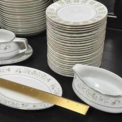 HUGE Imperial 745 Wild Flower Made in Japan. 22 Dinner plates, 23 Soup plates, 23 Bread Plates, 24 mini Bowls and more