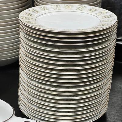 HUGE Imperial 745 Wild Flower Made in Japan. 22 Dinner plates, 23 Soup plates, 23 Bread Plates, 24 mini Bowls and more
