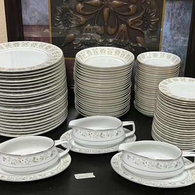 HUGE Imperial 745 Wild Flower Made in Japan. 22 Dinner plates, 23 Soup plates, 23 Bread Plates, 24 mini Bowls and more